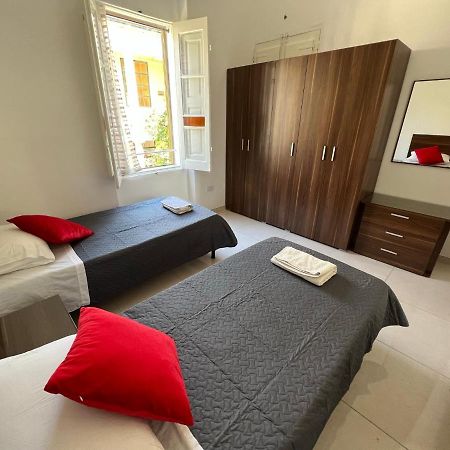 Room With Private Bathroom 슬리에마 외부 사진