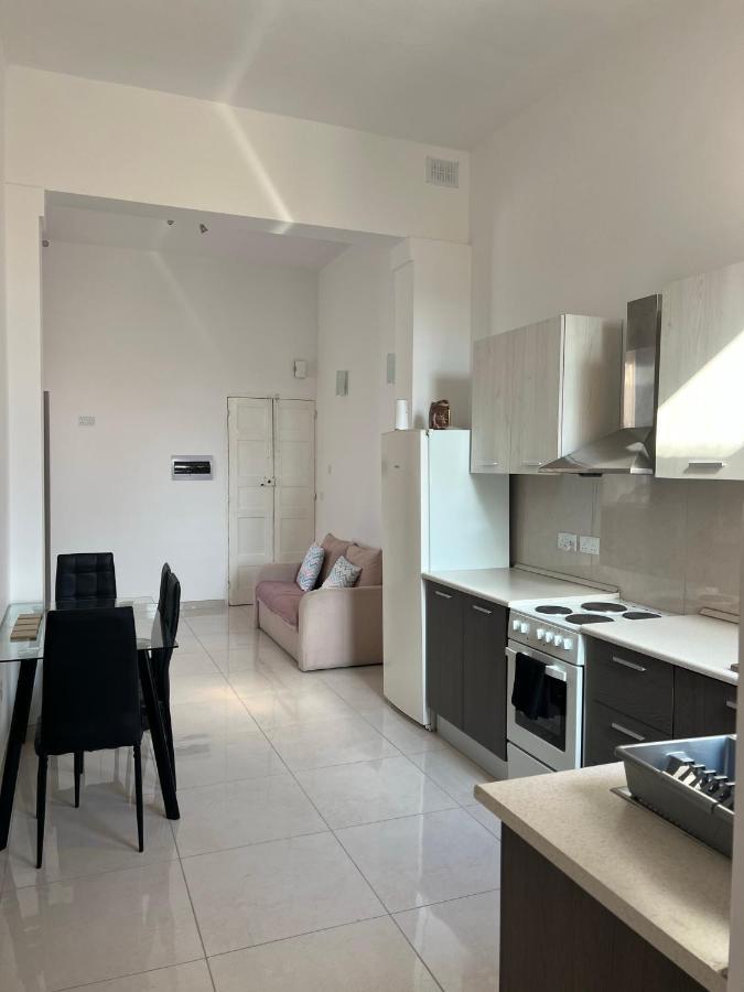 Room With Private Bathroom 슬리에마 외부 사진