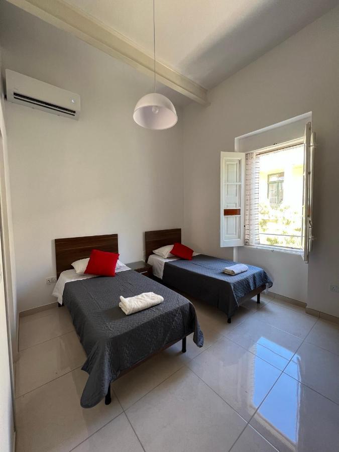 Room With Private Bathroom 슬리에마 외부 사진
