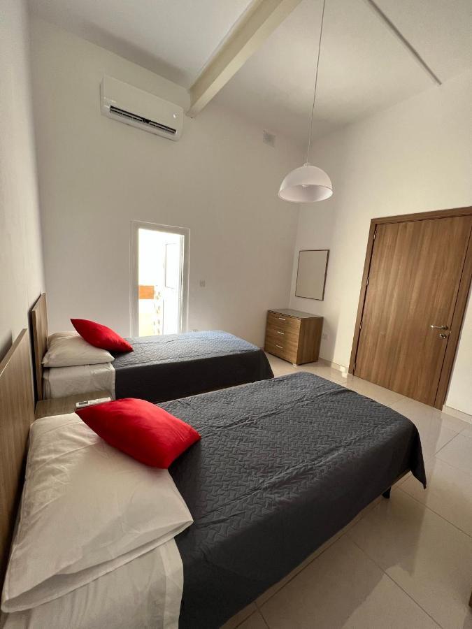 Room With Private Bathroom 슬리에마 외부 사진